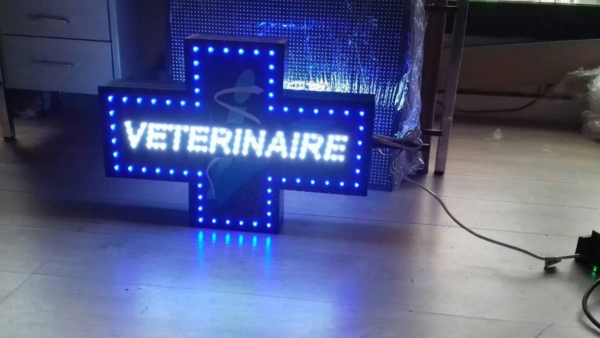 ENSEIGNE LUMINEUSE VÉTÉRINAIRE EXTERNE 60x40CM AVEC ANIMATION LED ET TÉLÉCOMMANDE