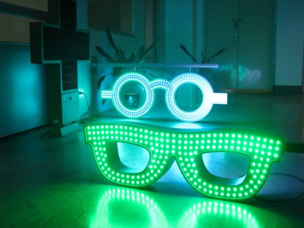 ENSEIGNE LUMINEUSE LED "LUNETTES" AVEC DOUBLE FACES, ANIMATION ET TÉLÉCOMMANDE 110X40cm